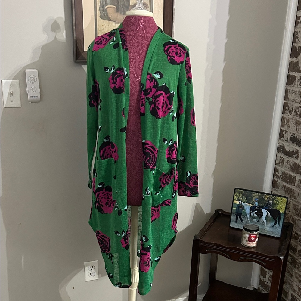 💚 Green Cardigan with Pink Roses Design